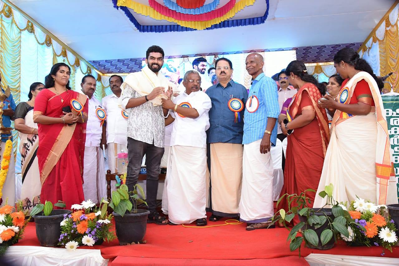 Artist Jayasankar MP with Kerala Minister K Raju Artanuragi